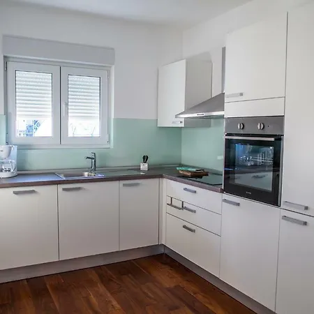 Apartment's Tea & Nevio Σπλιτ