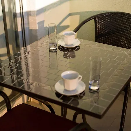 Apartment's Tea & Nevio Σπλιτ