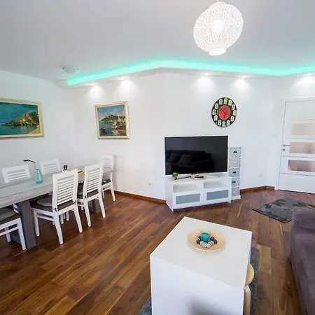 Apartment's Tea & Nevio Σπλιτ