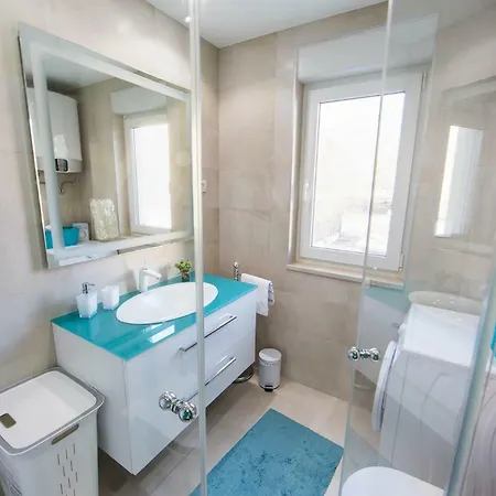 Apartment's Tea & Nevio Σπλιτ